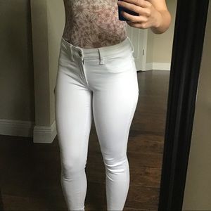 American Eagle size 2 white skinny jeans